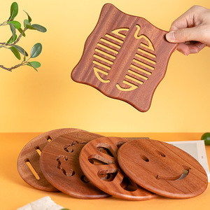 Posavasos de madera redondos con diseño floral, antideslizantes y aislantes del calor para uso en mesas. - Product Image 2