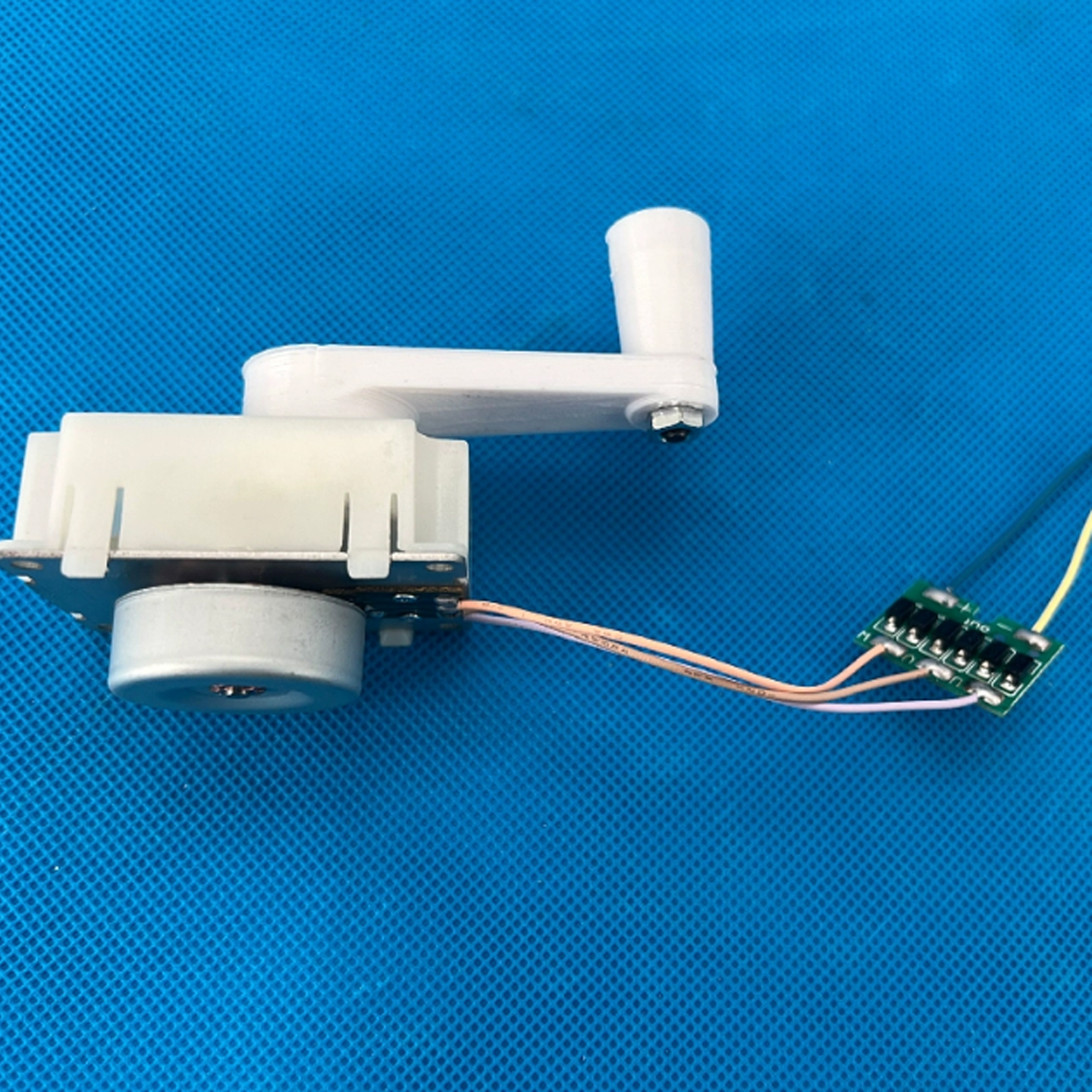 Rojo, con puente rectificador y placa rectificadora.