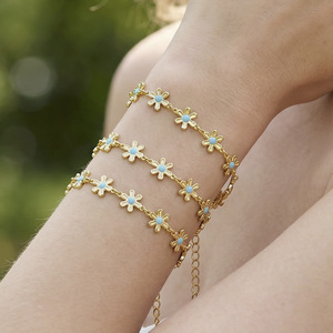 Delicada Pulsera de Oro con Flor de Cinco Pétalos en Esmalte Azul Claro - Product Image 2