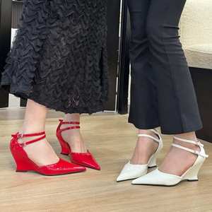 Nuevos Estilos Elegantes Zapatos de Tacón de Cuña Rojos con Punta en Pico y Correa en el Tobillo para Mujer - Product Image 2