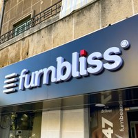 Enseignes lumineuses LED étanches en acrylique pour devantures de magasins et signalétique commerciale pour le branding de détail