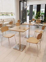 Ensemble de mobilier pour café et boulangerie, table et chaises en bois clair pour petit café, mobilier décontracté pour bistrot et salon de thé