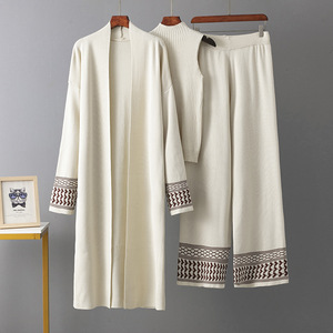 ชุดลำลองมุสลิมแบบเรียบร้อยสำหรับฤดูใบไม้ผลิ ชุด 3 ชิ้น เสื้อคลุมคาร์ดิแกนคุณภาพสูง กางเกงทรงปกติ ชุดเซ็ตสวยหรูสำหรับผู้หญิง ความยาวเหนือเข่า - Product Image 3