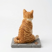Figurine en résine de chat tigré orange réaliste personnalisée en gros, chaton amusant assis, statue animale pour la décoration de la maison, du jardin et du bureau