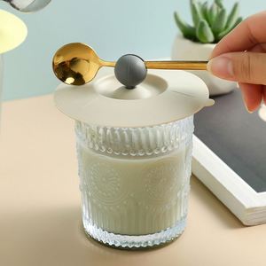 Tapa de Silicona Reutilizable Ecológica para Vasos, con Sello Antiderrames y Soporte para Cuchara, Colorida, Apta para Lavavajillas - Product Image 3