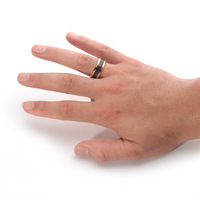 Bague en acier inoxydable de 8mm Bague en fibre de carbone noire Bague de mode pour hommes