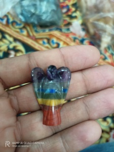 Figurine en cristal de guérison de 3 pouces, fabriquée à la main, de qualité excellente, avec les sept chakras, pour la méditation et le Feng Shui, en vente - Product Image 5