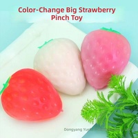 Jouet à presser grande fraise à changement de couleur activé par la lumière, simulation créative, décompression, en matériau TPR, cadeau pour 14 ans et plus