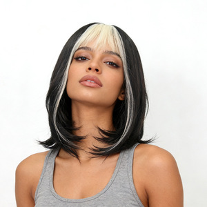 Peluca Corta Lisa con Degradado de Color, Negra y Blanca con Flequillo, para Cualquier Forma de Rostro, de la Fábrica de Pelucas Innovadoras Craft - Product Image 3