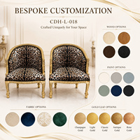 Fauteuil d'appoint vintage en velours imprimé léopard avec repose-pieds et structure sculptée dorée pour salon de villa