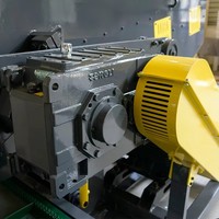 Broyeur de déchets plastiques à un seul arbre avec moteur et boîte de vitesses haute productivité pour matériaux PMMA/PET/PC