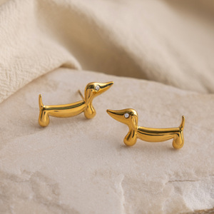 Boucles d'oreilles Teckel plaquées or avec yeux en diamant pour femme, à porter au quotidien - Product Image 4