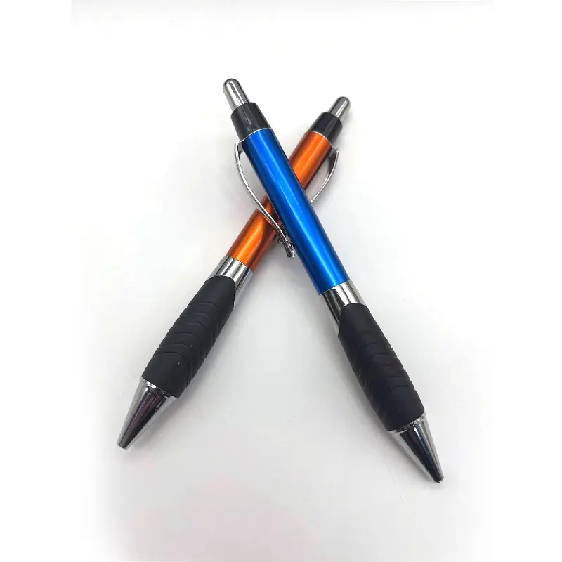قلم حبر جاف ترويجي من البلاستيك بمشبك معدني لطلاء بأشكال معدنية مع قبضة مطاطية يمكن الطباعة عليه بشعار مخصص