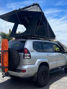 Tente de toit extérieure étanche pour 4 <span class=keywords><strong>personnes</strong></span> SUV en alliage d'aluminium Tente de toit triangulaire à coque dure pour <span class=keywords><strong>camping</strong></span> électrique Tente de toit pour voiture bon marché - Product Image 2