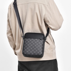 Sac bandoulière homme tendance à motif géométrique en PVC imperméable, <span class=keywords><strong>léger</strong></span> et décontracté <span class=keywords><strong>pour</strong></span> voyage, sac à bandoulière <span class=keywords><strong>pour</strong></span> affaires, <span class=keywords><strong>été</strong></span> 2024 - Product Image 1