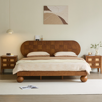 Lit en bois de frêne naturel style Mid-Century avec tête de lit cintrée, pieds sculptés en grille, style rétro moderne, mobilier de chambre en gros, tailles Queen et King