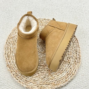 Bottes de neige classiques miniatures pour femmes, en cuir de mouton chaud, confortables, pour l'hiver et les activités de plein air - Product Image 1