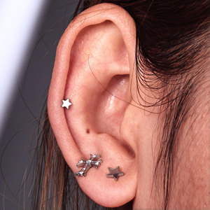 Clou d'oreille en alliage de titane G23 ASTM-F136, style punk, croix en zircon plaqué or, bijou corporel pour enfant, piercing de cartilage d'oreille - Product Image 5