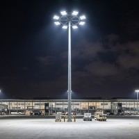 Éclairage d'enceinte aéroportuaire IP67 800W-1000W Projecteur LED résistant à la saleté 160Lm/W Optique asymétrique CRI 70 Garantie 5 ans Contrôle par application