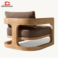 Ensemble de canapés d'extérieur en rotin et bois massif de style moderne et contemporain avec table basse pour une détente confortable dans le salon et l'appartement