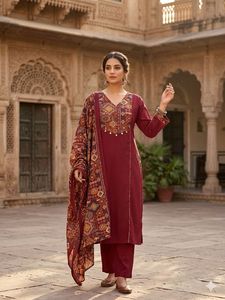 Conjunto de Salwar Kameez de Algodón para Mujer, Kurti Bordado Color Granate, Dupatta, Corte Regular, Largo Regular, Estilo Moderno para Fiestas de Verano, India - Product Image 2