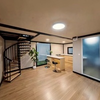 Casa Prefabricada Modular Expandible de Estilo Residencial con Techo Inclinado, Balcón de Vidrio y Diseño Moderno