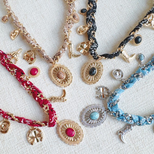 Collar con colgante de bufanda estilo Encanto del Desierto del Oeste Salvaje - Product Image 4