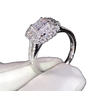 Anello Classico da Donna con Micro Pavé, Stile Matrimoniale, Elegante Gioiello Scintillante con Pietre per Feste Nuziali e Uso Quotidiano - Product Image 4