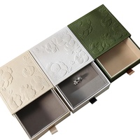 Boîte d'emballage de bijoux de luxe personnalisée avec gaufrage, boîte cadeau carrée en carton rigide avec insert en velours