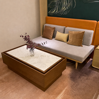 Lit King Size en Cuir Grainé Marron Saddle avec Panneaux de Tête de Lit Doubles Rembourrés pour Chambre d'Hôtel de Luxe