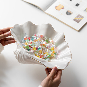 Plato Blanco de Porcelana Fina con Borde Dorado, Diseño Moderno y Creativo, Estilo Europeo, Forma de Estrella, No Tóxico, para Decoración de Fiestas - Product Image 1