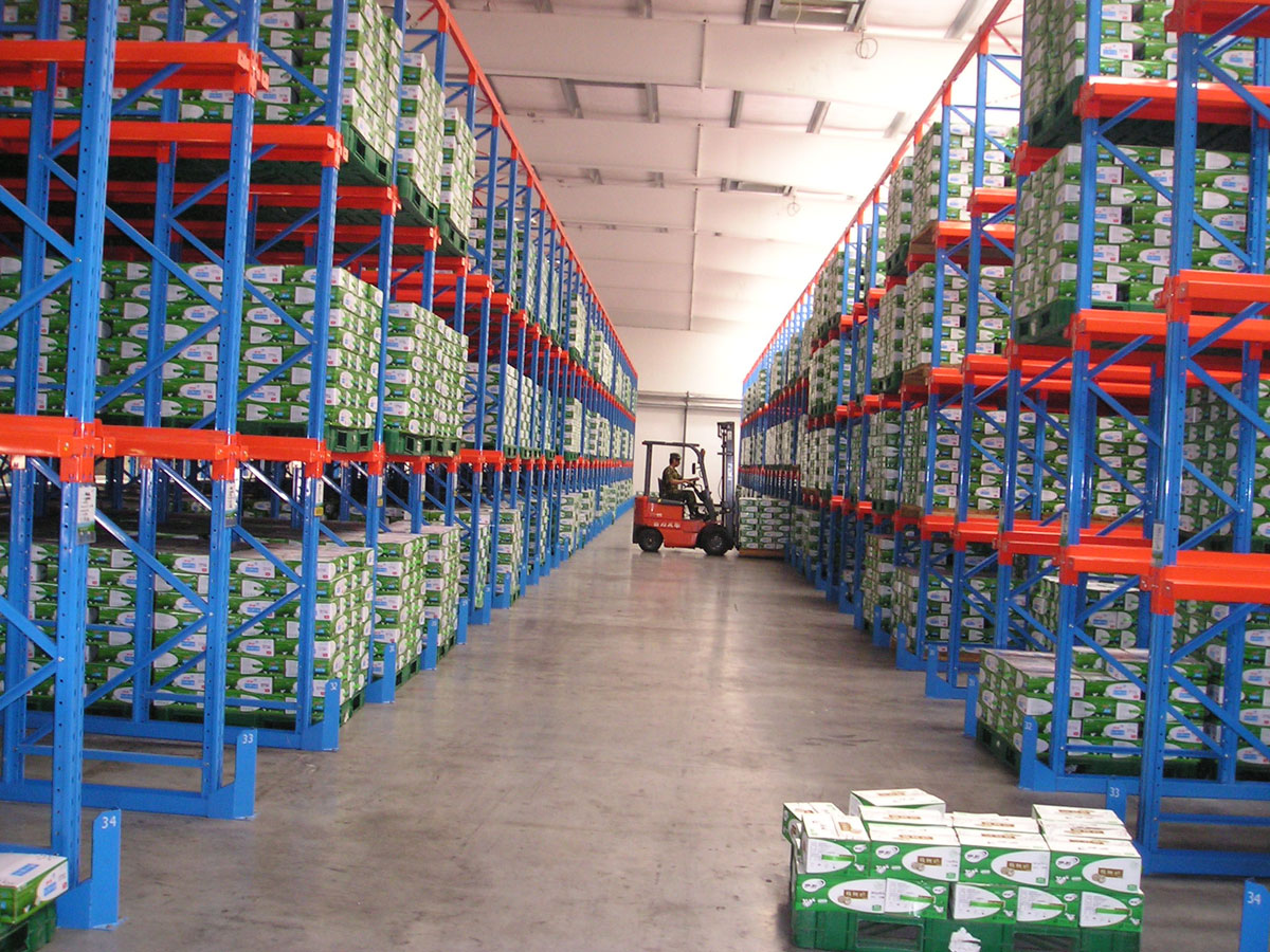 Customized Welded Steel Drive In Pallet Rack Dividers workshop
