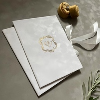 Invitación de Boda de Lujo con Papel Dorado, Diseño de Castillo Irlandés, Monograma, Cinta y Detalles de Estilo Folleto, Impresión Personalizada