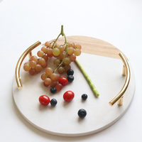 Plateau à chocolat en bois d'acacia de luxe de forme ronde blanche de style nouveau avec poignée Plateau de service alimentaire en bois et marbre