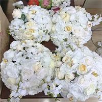 Arrangement floral de mariage Décoration de table de mariage en soie Centre de table rose rouge et blanche