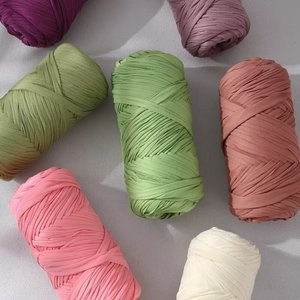 Filato per T-shirt Charmkey Nuovo Arrivo 100% Poliestere, Filato per Uncinetto Multicolore ad Alta Resistenza, Confezione OEM, Motivo Tinto - Product Image 2