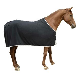 Stock Couverture noire pour chevaux pour polaire Confort et performance Tapis d'écurie pour chevaux en polaire de luxe pour club équestre - Product Image 3