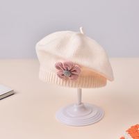 Béret en tricot blanc crème en gros avec applique florale faite à la main, style français, pour femme, accessoire de mode hivernal