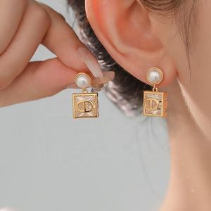 Pendientes de Botón con Agujas Plateadas Estilo Francés con Incrustaciones de Circonita y Perla, Chapados en Oro, Estilo Moderno y Lujoso - Product Image 1