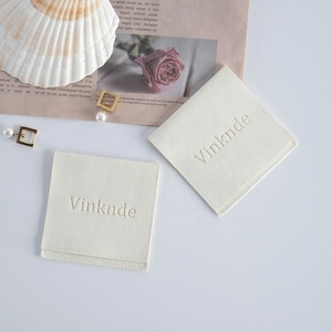 Pochette de luxe simple en microfibre 8*8 pour bijoux, boucles d'oreilles, colliers et bagues, avec logo personnalisé en relief, faible MOQ - Product Image 2