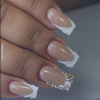 Faux Ongles Courts Carrés Nude Faits Main en Acrylique avec French Manucure Jaune, Décorations 3D Fleurs Roses, Étoiles, Perles et Strass – Lot Complet
