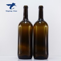 Bouteilles en verre de vin avec différentes capacités, poids et demande d'emballage pour différents clients