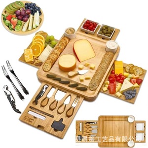 Planche à fromage en bambou avec plateau rétractable, couteau et fourchette pour servir des en-cas - Product Image 1