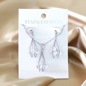 Ensemble de bijoux élégant et magnifique avec pendentif et boucles d'oreilles en acier inoxydable plaqué or 18 carats pour femmes - Product Image 4