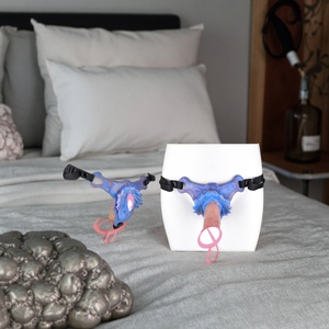 YOCY Giocattolo Sessuale Indossabile a Triangolo con Foro per Pene, in Silicone, per Stimolazione Clitoridea e Giochi di Coppia a Letto - Product Image 1