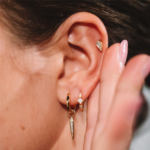 Pendientes QLEESI S925 con Zirconia Triangular Simple, Chapados en Oro de 18k - Product Image 4