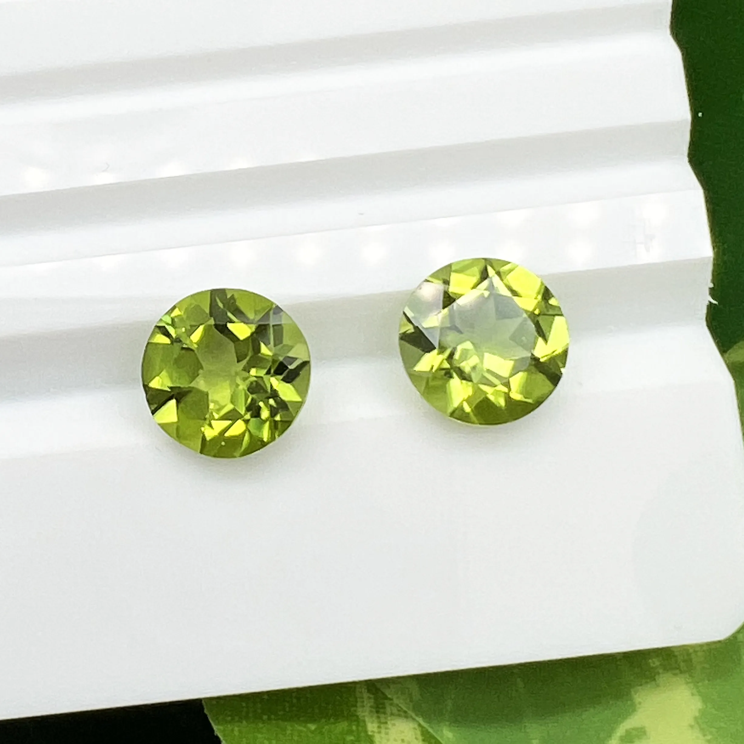 Peridoto redondo de corte brillante, cristal Natural facetado de 1,0mm ~ 9,0mm, semigema VS, ajuste de joyería de buena calidad, peridoto Natural