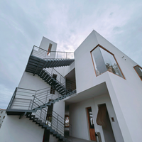 Escalier en L PRIMA : Aménagement Pratique Idéal pour les Espaces Intérieurs Étroits dans les Projets de Maisons Mitaines et d'Appartements