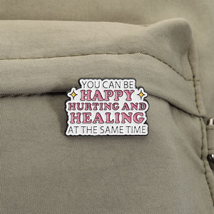 Broches <span class=keywords><strong>de</strong></span> Esmalte con Frases Inspiradoras: Puedes Ser Feliz Mientras Dueles y Te Curas al Mismo <span class=keywords><strong>Tiempo</strong></span>, Venta al por Mayor - Product Image 3