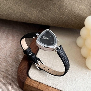 นาฬิกาข้อมือ Goldies New Square รุ่นเล็ก ดีไซน์หรูหรา หน้าปัดสวยงาม สำหรับผู้หญิง สไตล์วินเทจ - Product Image 4